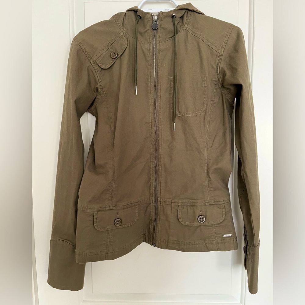 Mountain Equipment Coop (MEC) women's jacket size 6. Olive green colour
